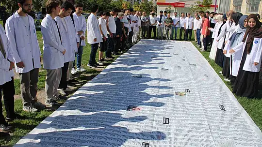 Gazze'de ölen çocukların ismi 12 metre uzunluğundaki pankarta sığmadı