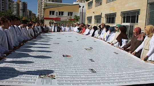 Gazze'de ölen çocukların ismi 12 metre uzunluğundaki pankarta sığmadı