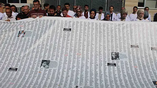 Gazze'de ölen çocukların ismi 12 metre uzunluğundaki pankarta sığmadı