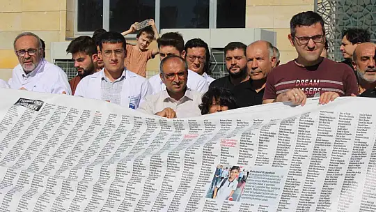 Gazze'de ölen çocukların ismi 12 metre uzunluğundaki pankarta sığmadı