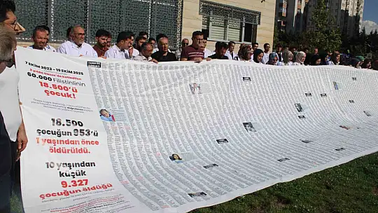 Gazze'de ölen çocukların ismi 12 metre uzunluğundaki pankarta sığmadı