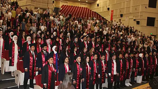 Genç eczacıların mezuniyet sevinci