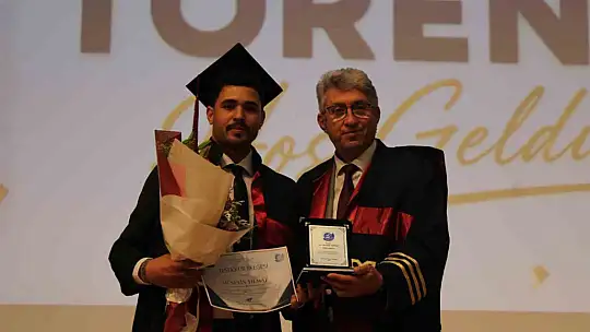 Genç eczacıların mezuniyet sevinci