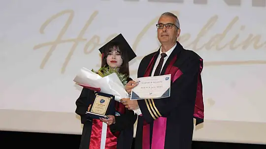 Genç eczacıların mezuniyet sevinci