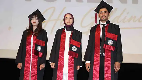 Genç eczacıların mezuniyet sevinci