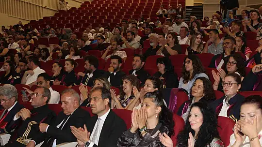 Genç eczacıların mezuniyet sevinci