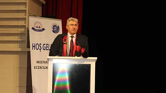 Genç eczacıların mezuniyet sevinci