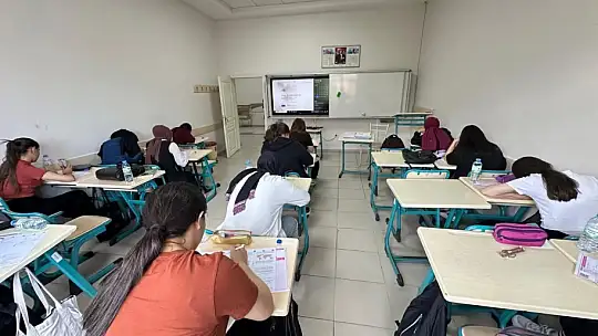 Genç KAYMEK'te deneme sınavlarıyla geleceğe hazırlık