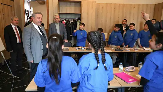 Gençler bu kampta İngilizce öğreniyor