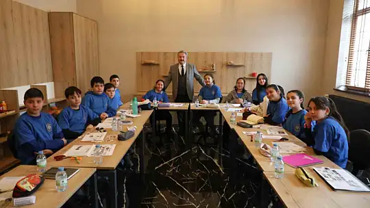 Gençler bu kampta İngilizce öğreniyor