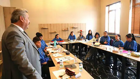 Gençler bu kampta İngilizce öğreniyor