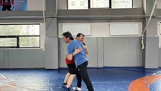 Gençlik ve Spor İl Müdürü Kabakcı güreşçilerle mindere çıktı