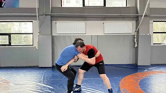 Gençlik ve Spor İl Müdürü Kabakcı güreşçilerle mindere çıktı