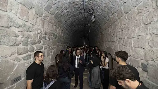 Gevher Nesibe'de tıp fakültesi öğrencilerine ilk ders
