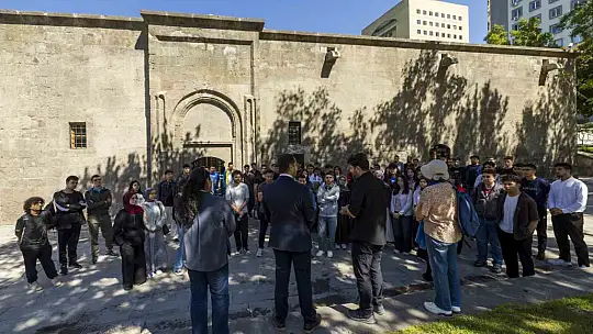 Gevher Nesibe'de tıp fakültesi öğrencilerine ilk ders