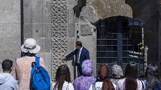 Gevher Nesibe'de tıp fakültesi öğrencilerine ilk ders