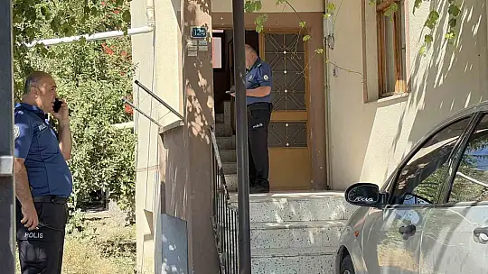 Göğsünden bıçaklanan genç yaralandı