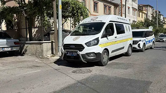 Göğsünden bıçaklanan genç yaralandı