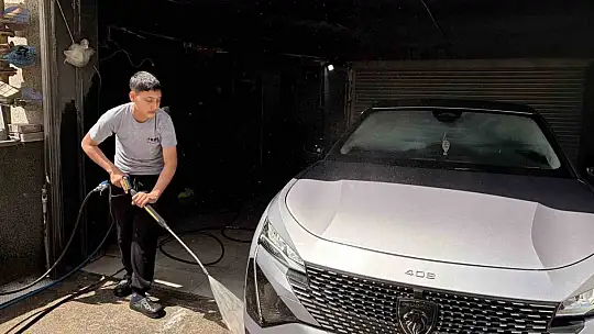 Gökten çamur yağdı, oto yıkamacılar ne yapacağını şaşırdı