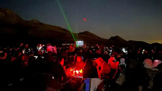 Gökyüzü tutkunları, meteor yağmurunu Kayseri'nin zirvesinde izledi