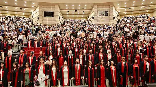 Görme engelli genç, hukuk fakültesini başarıyla bitirdi
