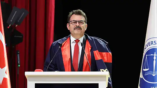 Görme engelli genç, hukuk fakültesini başarıyla bitirdi