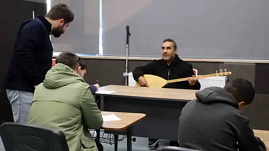 Görmediği öğrencilerinin gönlüne 'sazının teliyle' dokunuyor