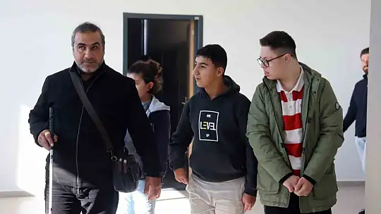 Görmediği öğrencilerinin gönlüne 'sazının teliyle' dokunuyor