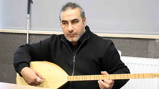 Görmediği öğrencilerinin gönlüne 'sazının teliyle' dokunuyor