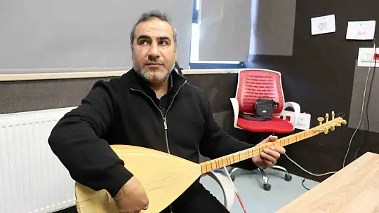 Görmediği öğrencilerinin gönlüne 'sazının teliyle' dokunuyor