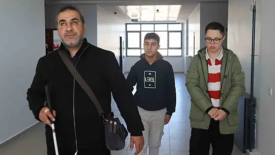 Görmediği öğrencilerinin gönlüne 'sazının teliyle' dokunuyor