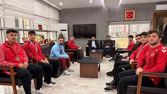 Güreş ve halter şampiyonlarından Kabakcı'ya ziyaret