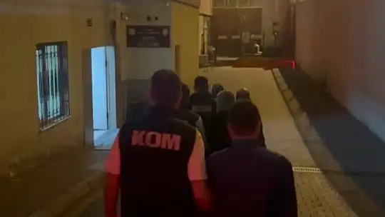 Hac ve umreye gitmek isteyen vatandaşları dolandıran 5 kişi yakalandı