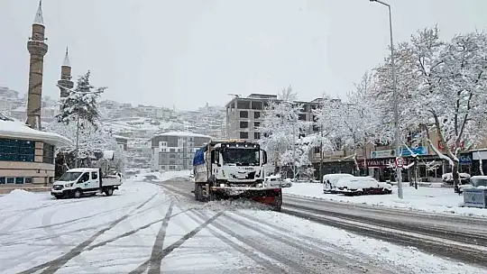 Hacılar Belediyesi ekipleri karla mücadele için sahada