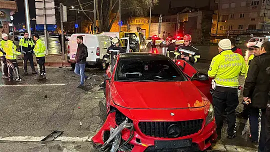 Hafif ticari araç ile otomobil çarpıştı: 2 yaralı