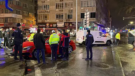 Hafif ticari araç ile otomobil çarpıştı: 2 yaralı