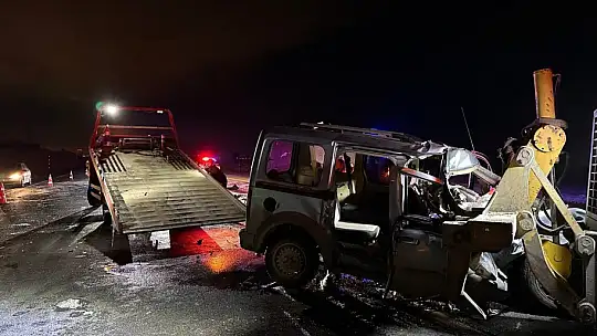Hafif ticari araç iş makinesine çarptı: 1'i ağır 2 yaralı