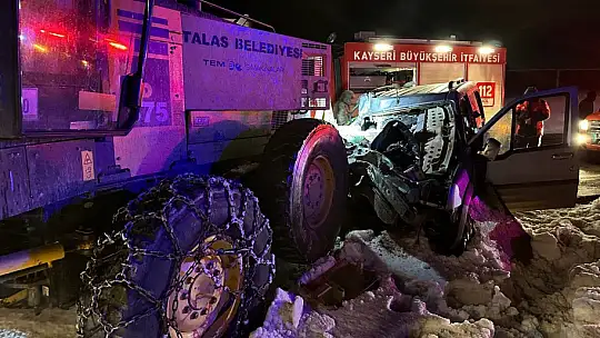 Hafif ticari araç iş makinesine çarptı: 1'i ağır 2 yaralı