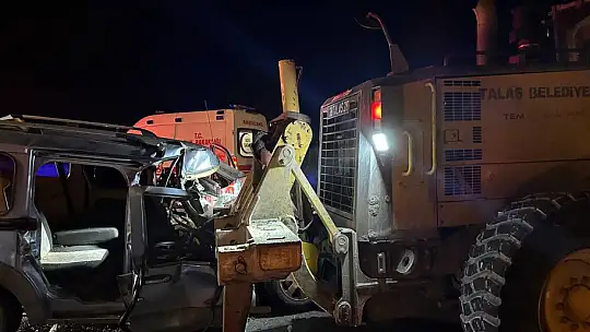 Hafif ticari araç iş makinesine çarptı: 1'i ağır 2 yaralı