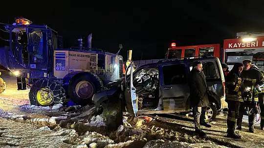 Hafif ticari araç iş makinesine çarptı: 1'i ağır 2 yaralı