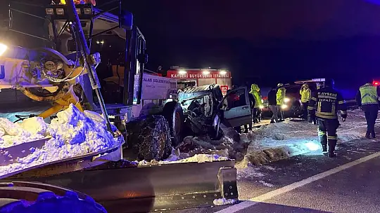 Hafif ticari araç iş makinesine çarptı: 1'i ağır 2 yaralı