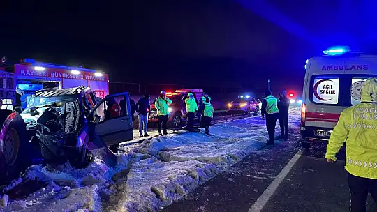Hafif ticari araç iş makinesine çarptı: 1'i ağır 2 yaralı
