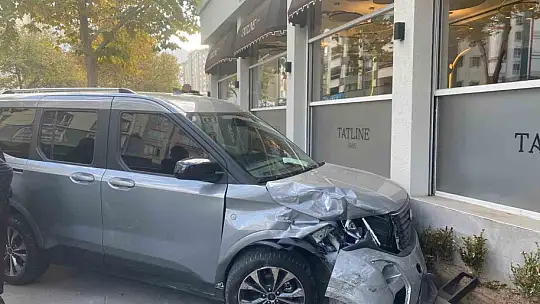 Hafif ticari araçla jeep çarpıştı