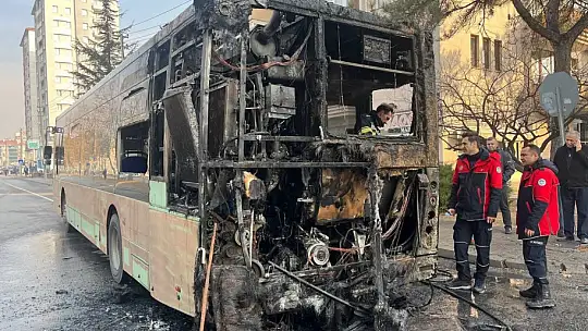 Halk otobüsü alev alev yandı
