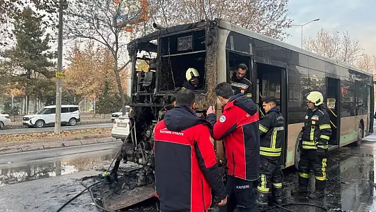 Halk otobüsü alev alev yandı