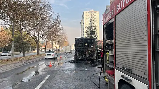 Halk otobüsü alev alev yandı