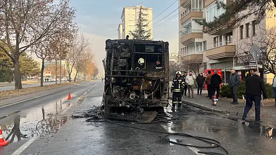 Halk otobüsü alev alev yandı