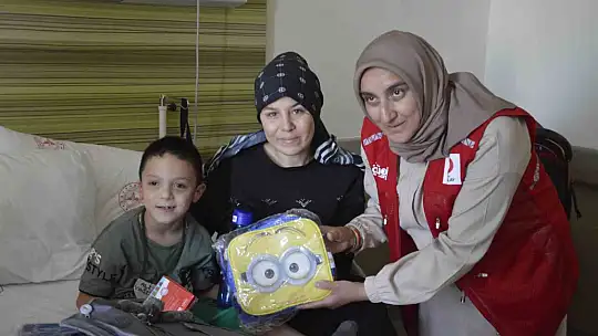 Hasta çocuklara kırtasiye desteği