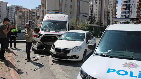 Hasta taşıyan ambulansla otomobil çarpıştı: 2 yaralı