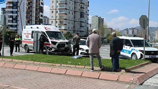 Hasta taşıyan ambulansla otomobil çarpıştı: 2 yaralı